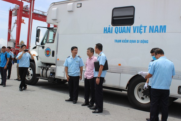 Hải quan kiểm soát hoạt động nhập khẩu phế liệu bằng thiết bị kiểm định hiện đại